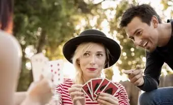 12 gier karcianych dla dorosłych, które sprawią, że podwoisz się ze śmiechu