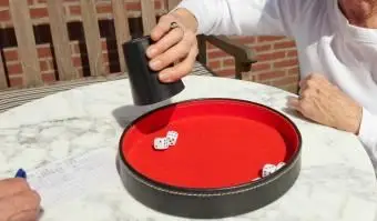 Casal de idosos jogando dados