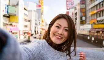 自分撮りをしている若い女性