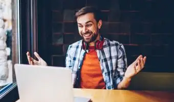 ビデオ通話を楽しんでいる男