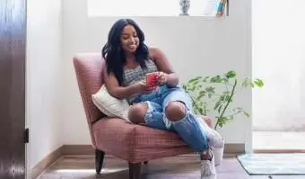 femme regardant son téléphone