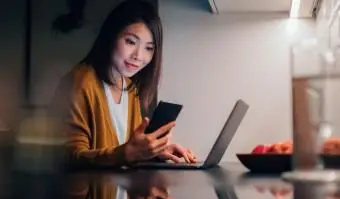 スマートフォンを使用している女性