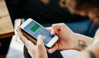 그녀의 친구를 메시징 여자