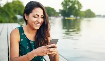 스마트 폰으로 젊은 여자