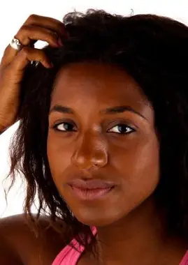 Comment envelopper les cheveux noirs