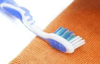 歯ブラシでリングをきれいにする