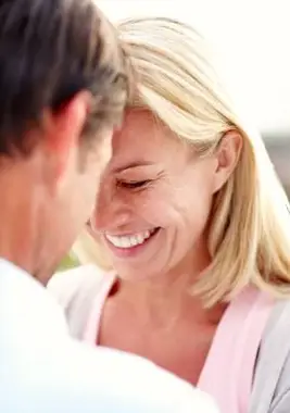 Paare, die einen glücklichen Moment teilen