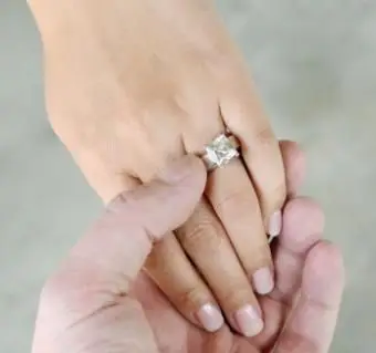 Verlobungsring an einer Frau