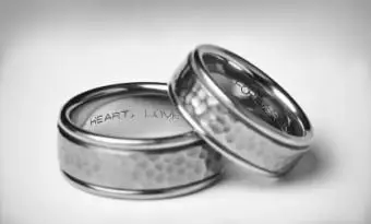 結婚指輪を彫刻するためのアイデア