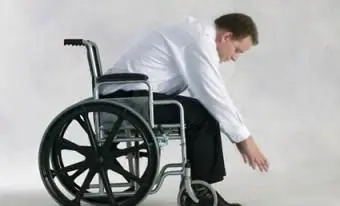 Se pencher vers l'avant en fauteuil roulant