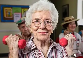 10 exercices en fauteuil roulant pour rester en forme et fort