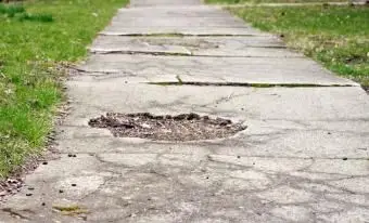Rozbitý chodník