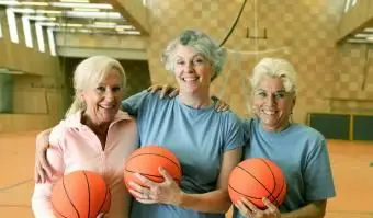 Rimanere in forma con il basket della nonna