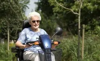 スクーターを持つ年配の女性