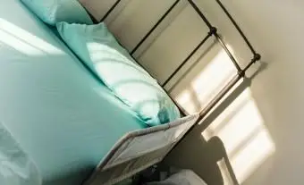 Opcje poręczy łóżka dla osób starszych