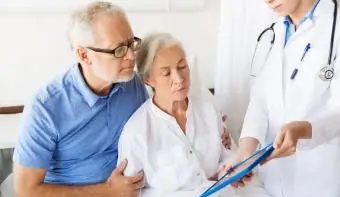 高齢者の震えの原因は何ですか？