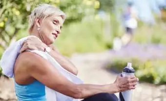 dojrzała kobieta po ćwiczeniach