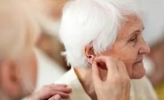 노인을위한 무료 보청기를 얻는 방법