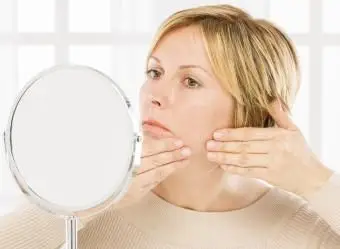 La migliore linea per la cura della pelle per l'invecchiamento della pelle a tendenza acneica