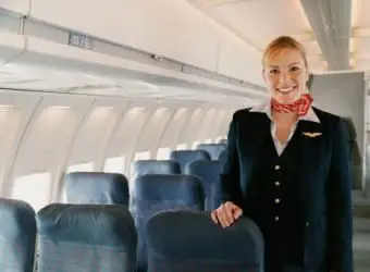 Comissário de bordo em um avião