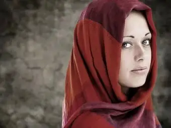 Mulher com cabelo coberto