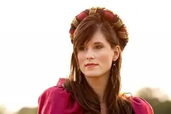 Mulher usando lenço enrolado na cabeça