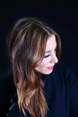 Longs cheveux bruns avec de subtiles babylights