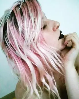 Cheveux roses et blonds audacieux