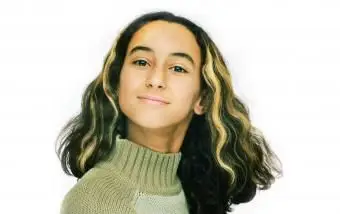 Fille aux cheveux rayés bicolores