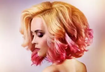 Fille aux cheveux teints par trempage rose vif