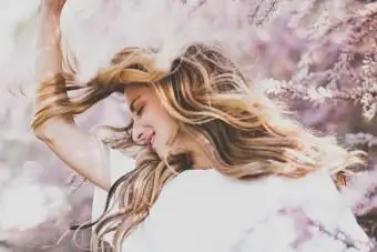 Fille aux beaux cheveux profitant du printemps