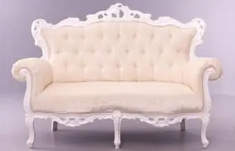 ビクトリア朝様式の白いソファ