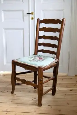 Coppia che fa shopping insieme in un negozio di antiquariato