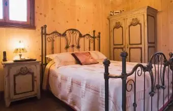 Bett mit schmiedeeisernem Kopfteil