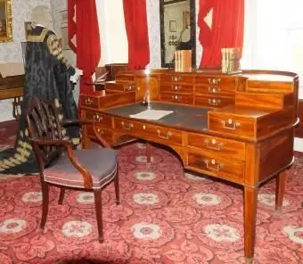 Estilos e valores de mesa com tampo de rolo antigo