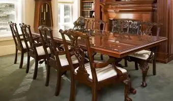 חדר אוכל רשמי עם כסאות צ'יפנדייל