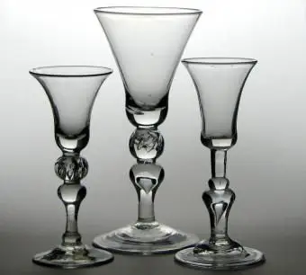 3つのクリスタルステムウェアグラス