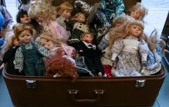 Valise pleine de vieilles poupées en porcelaine