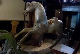 Cavalo de balanço antigo