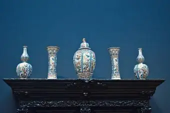 Starožitné vázy na stole