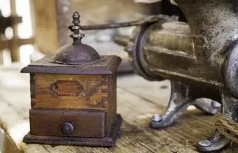 테이블에 오래 된 커피 분쇄기