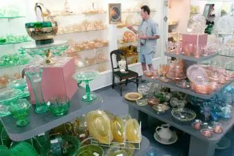 Hombre de compras en Simple Pleasures Depression Glass