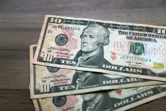 Notas de 10 dólares. Dinheiro em uma mesa