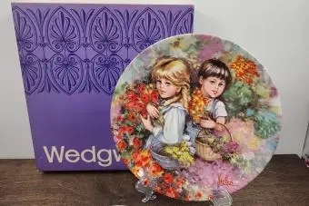 Vintage Garden Wedgewood Collectors Plate od umělkyně Mary Vickers 1983