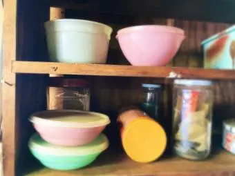 https://cf.ltkcdn.net/home/antiques-collectibles/images/slide/343801-850x638-vintagetupperware-1465172465.webp