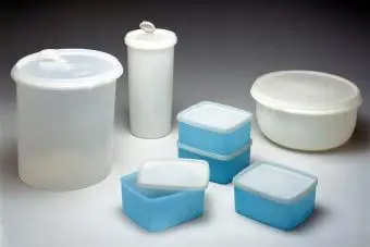 https://cf.ltkcdn.net/antiques/images/slide/333777-850x638-7-vintage-tupperware.webp