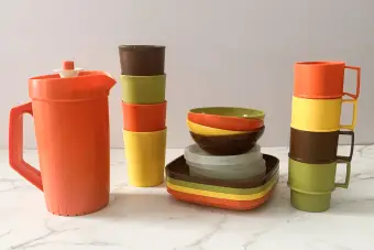 https://cf.ltkcdn.net/antiques/images/slide/333780-850x566-9-vintage-tupperware.webp