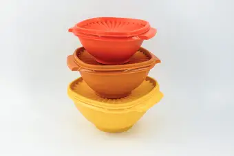 https://cf.ltkcdn.net/antiques/images/slide/333786-850x566-10-vintage-tupperware.webp