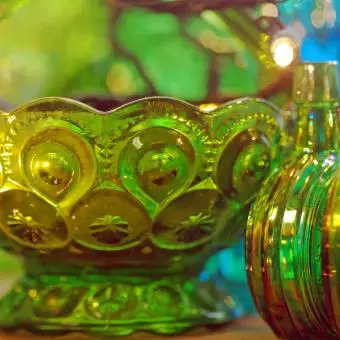 https://cf.ltkcdn.net/antiques/images/slide/247615-850x850-12-green-depression-glass.webp