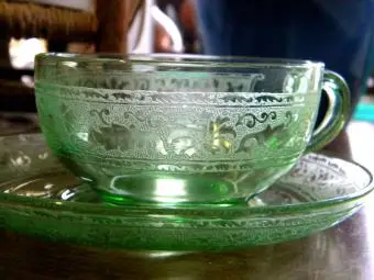 https://cf.ltkcdn.net/antiques/images/slide/104776-800x600-green-depression-glass.webp